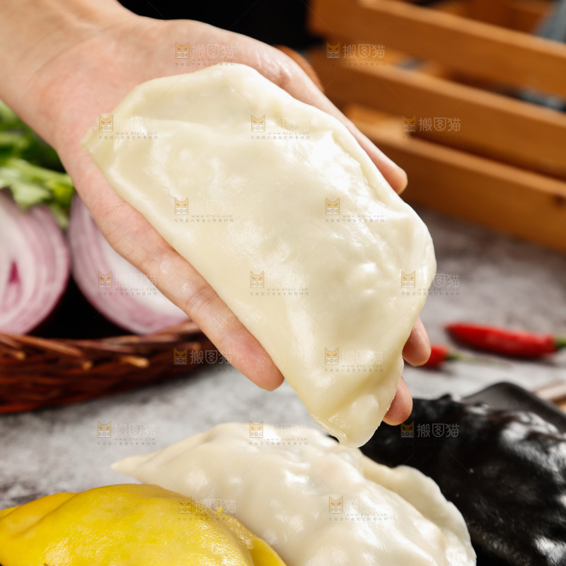 手上放着鲅鱼馅饺子