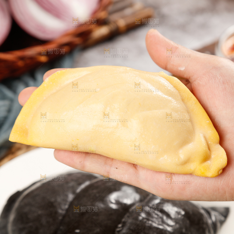 手上放着黄花鱼大饺子