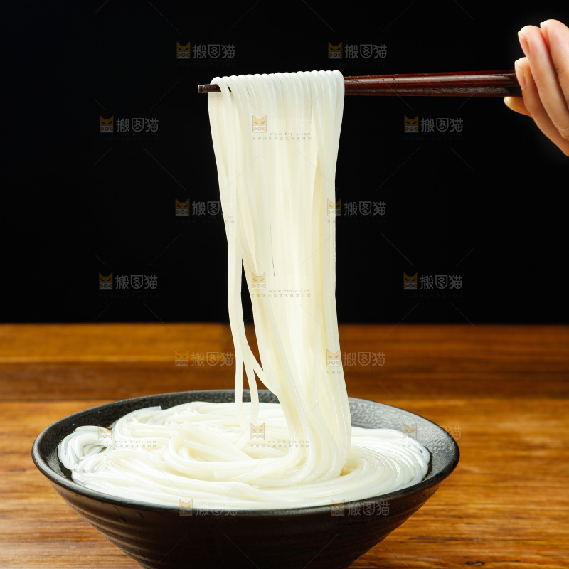 筷子夹着碗里的米粉