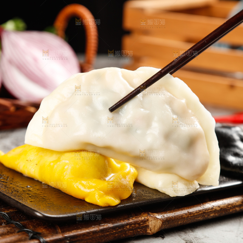 筷子上夹着鲅鱼大饺子