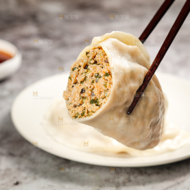 筷子上夹着蟹黄大饺子