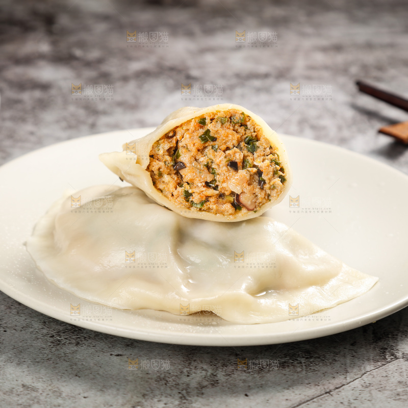 盘子里的蟹黄大饺子