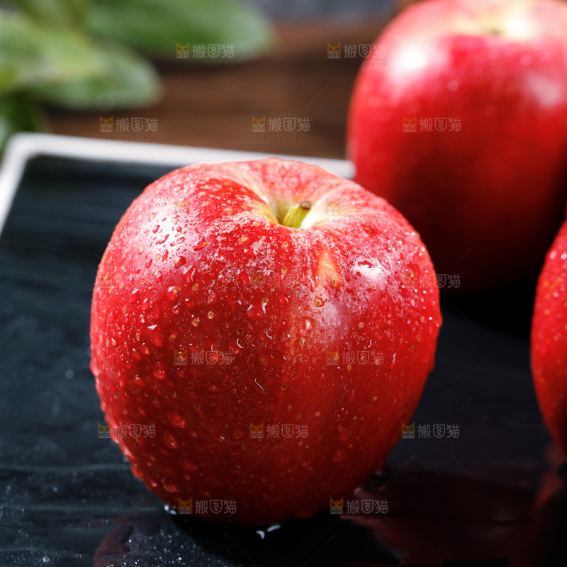 黑底上放着单烁苹果