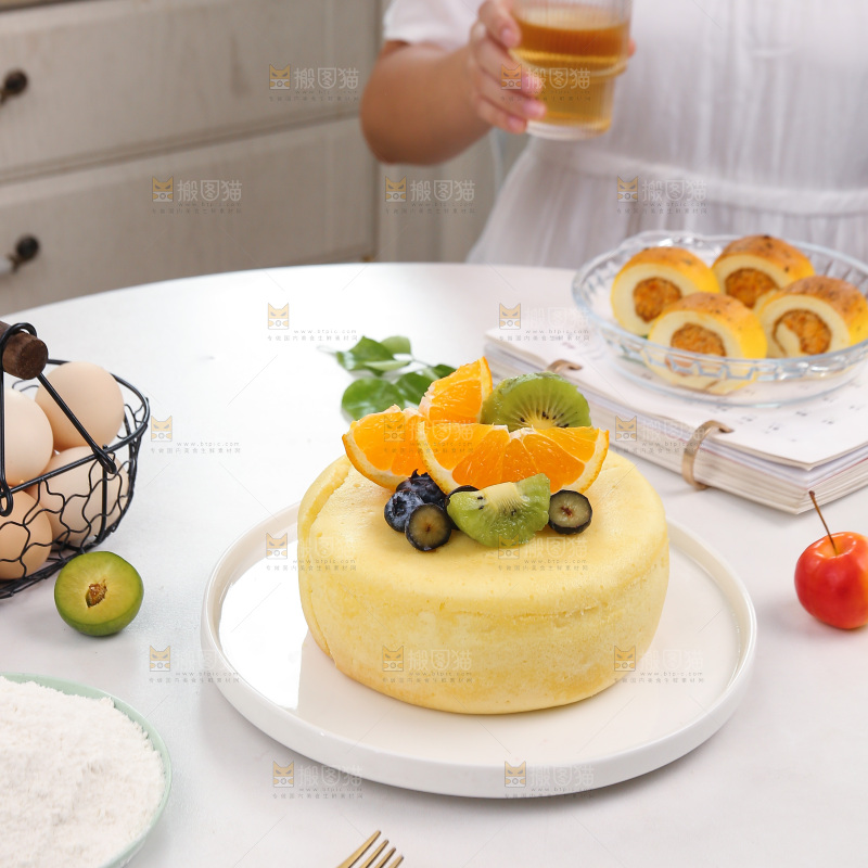 桌子上的手工蛋糕