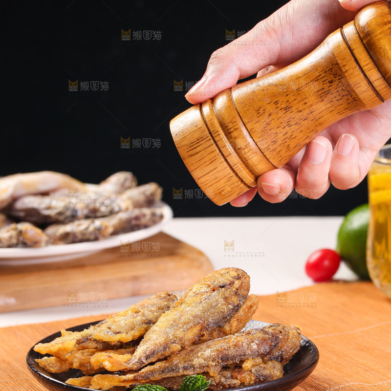 盘子里的炸小鱼