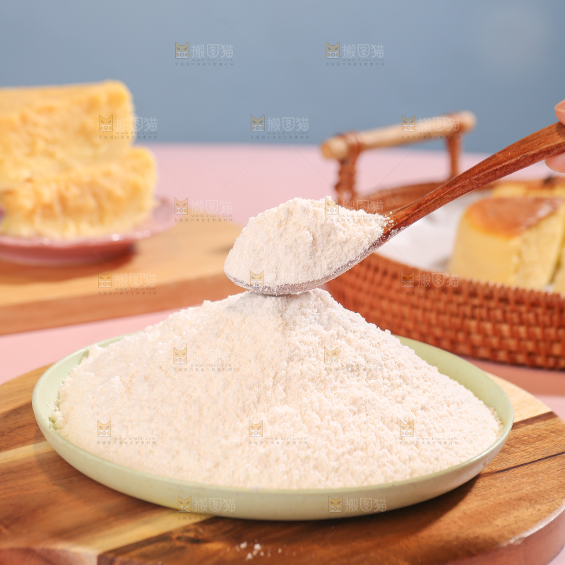 勺子上的蛋糕预拌粉