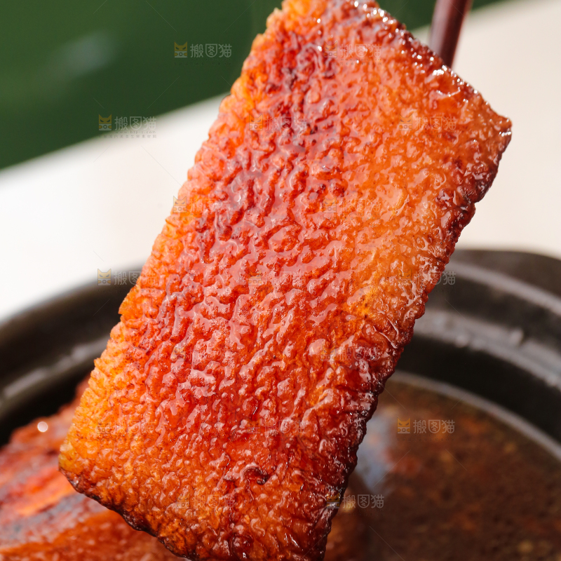 筷子上夹着红烧肉