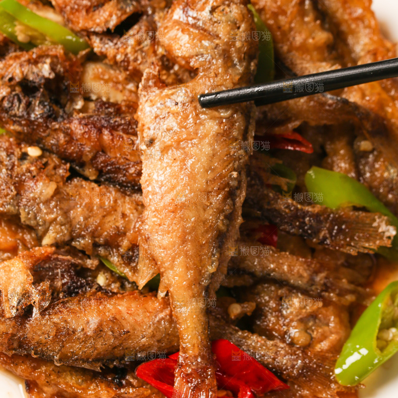筷子夹着香酥煎鱼