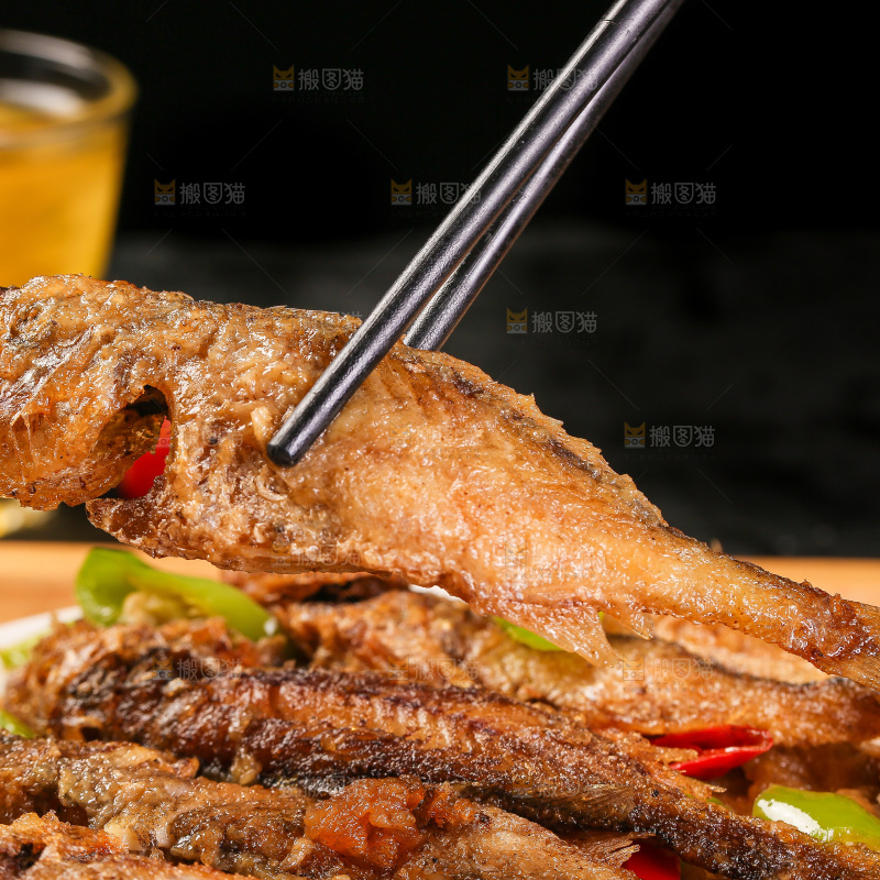 筷子夹着香酥煎鱼