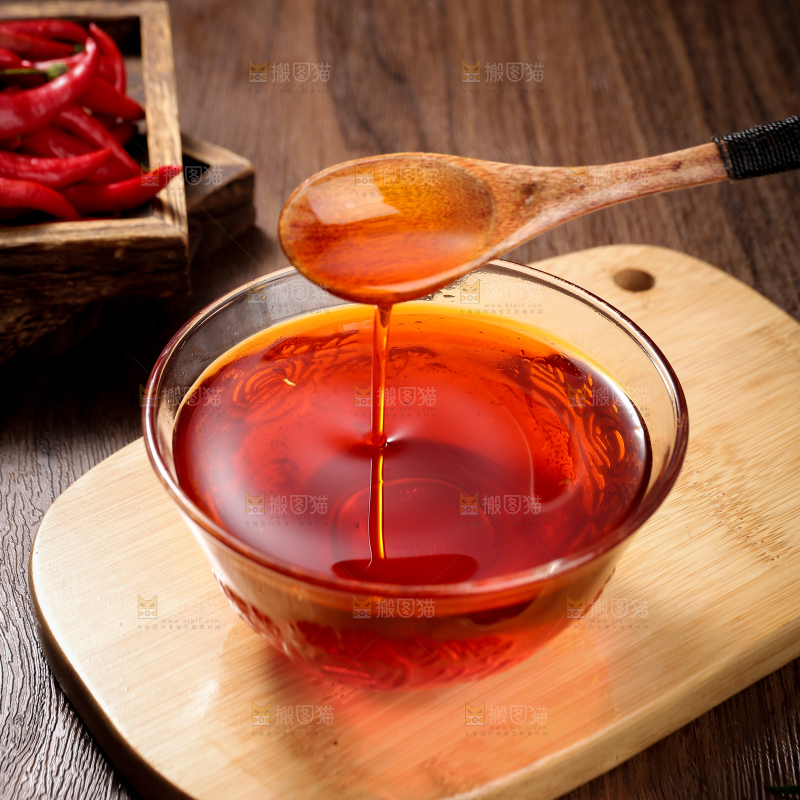 勺子里的辣椒红油