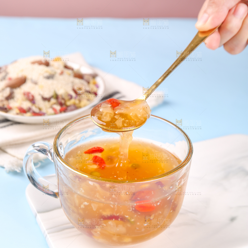 勺子里的红枣坚果银耳羹
