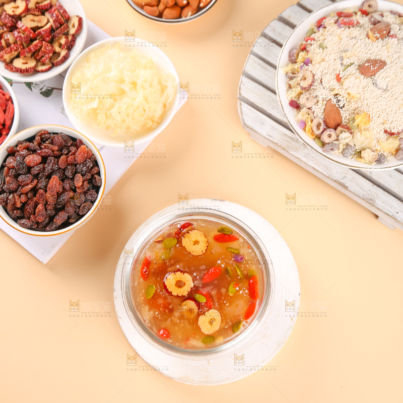 深底上放着银耳羹食材