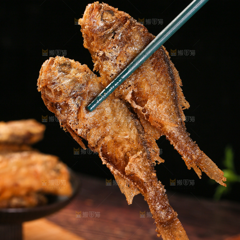 筷子夹着香酥炸鱼
