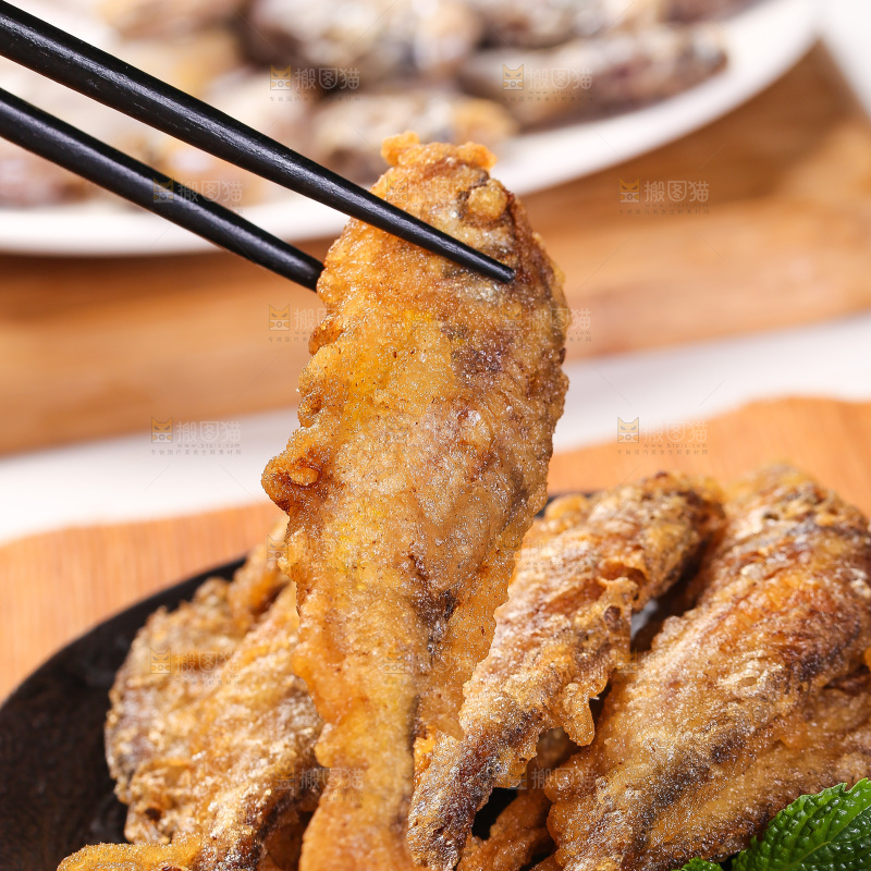 筷子夹着香酥炸鱼