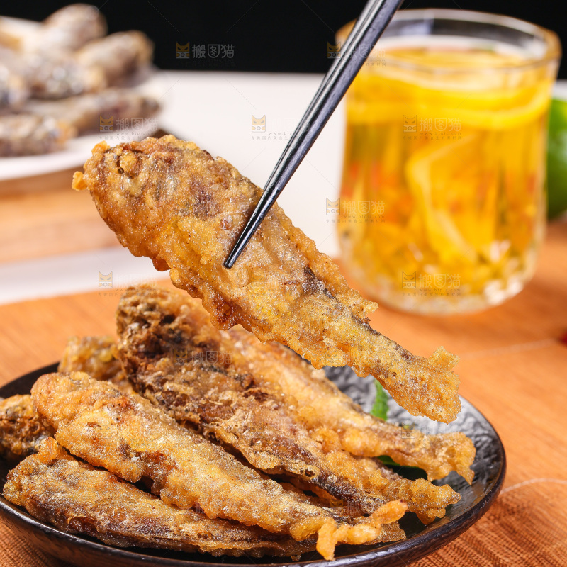 筷子夹着香酥炸鱼