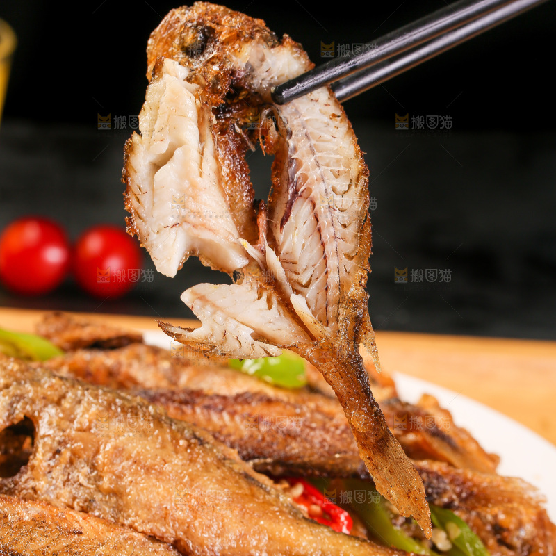 筷子夹着香酥煎鱼