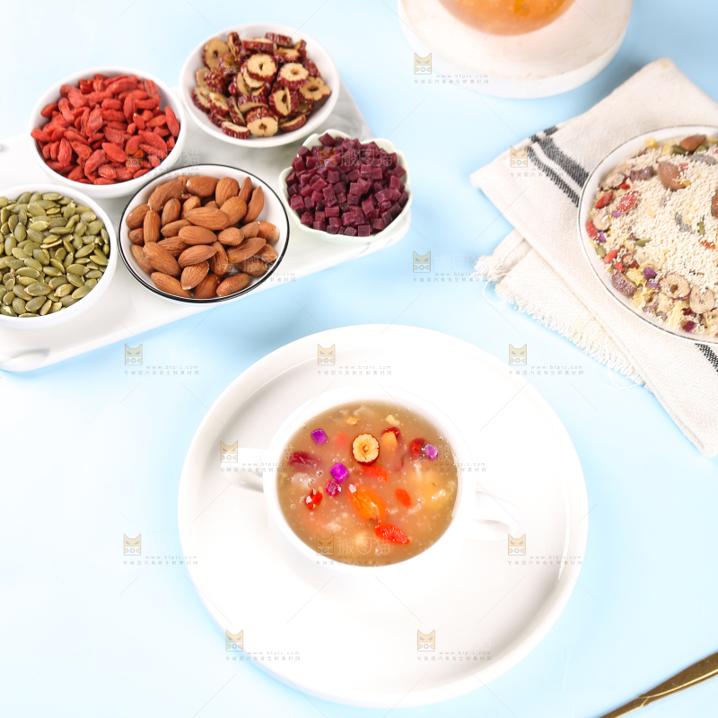 杯子里泡好的银耳羹