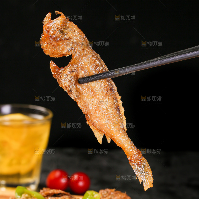 筷子夹着香酥煎鱼