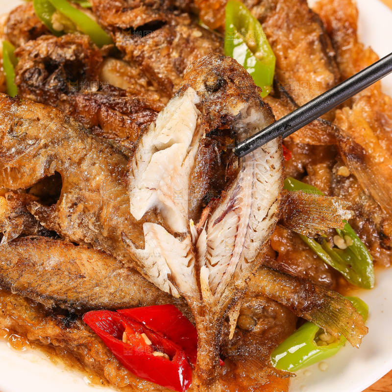 筷子夹着香酥煎鱼