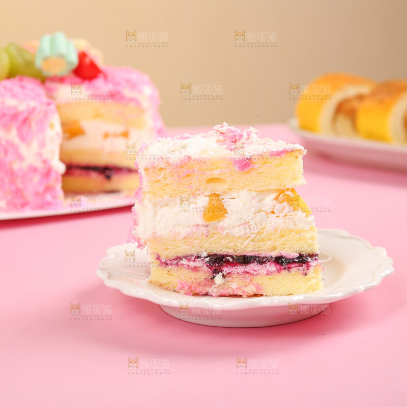 盘子里的奶油蛋糕