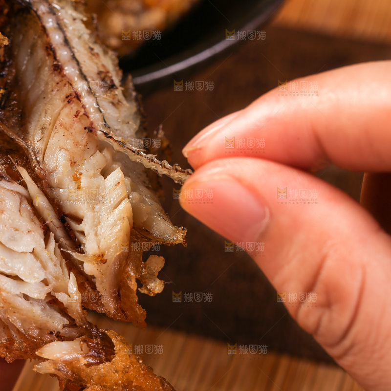手里拿着炸小鱼