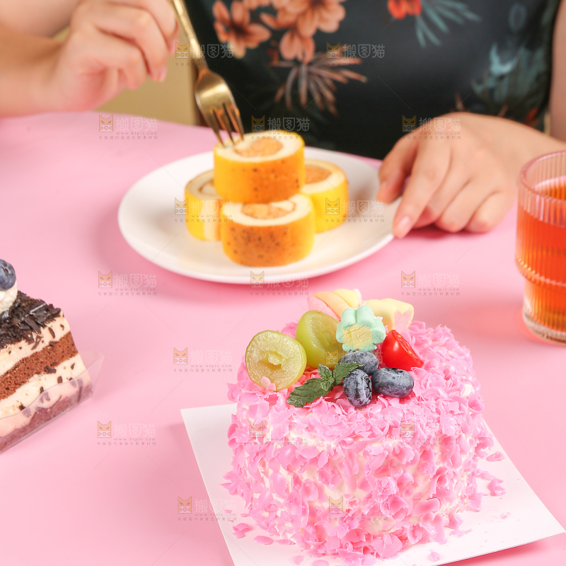 盘子里的奶油蛋糕