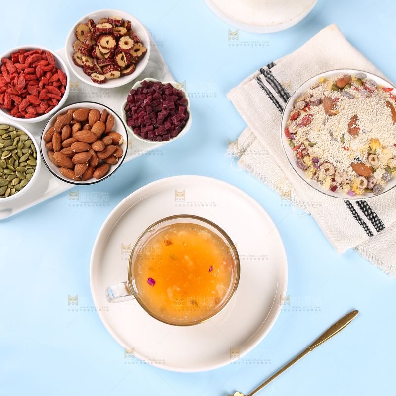 杯子里泡好的银耳羹