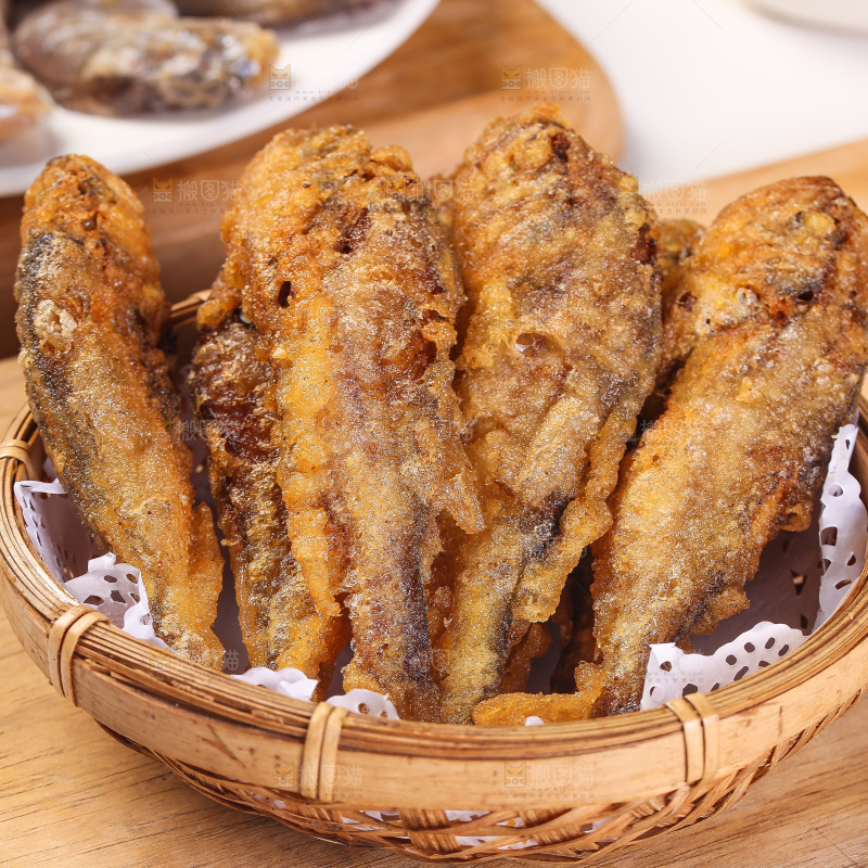 木底上放着一篮香酥炸鱼