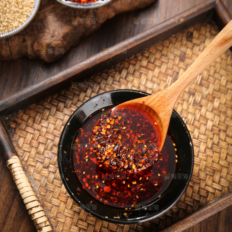 勺子上的油辣子