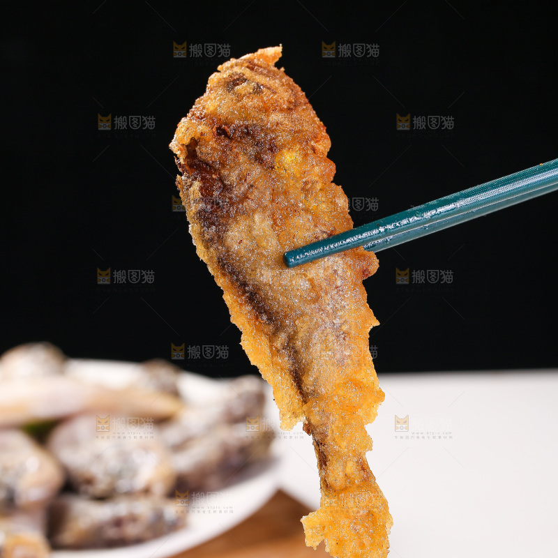 筷子上夹着香酥炸鱼