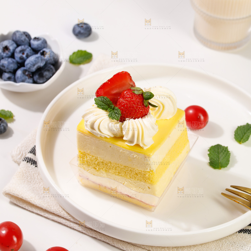 盘子里放着草莓蛋糕