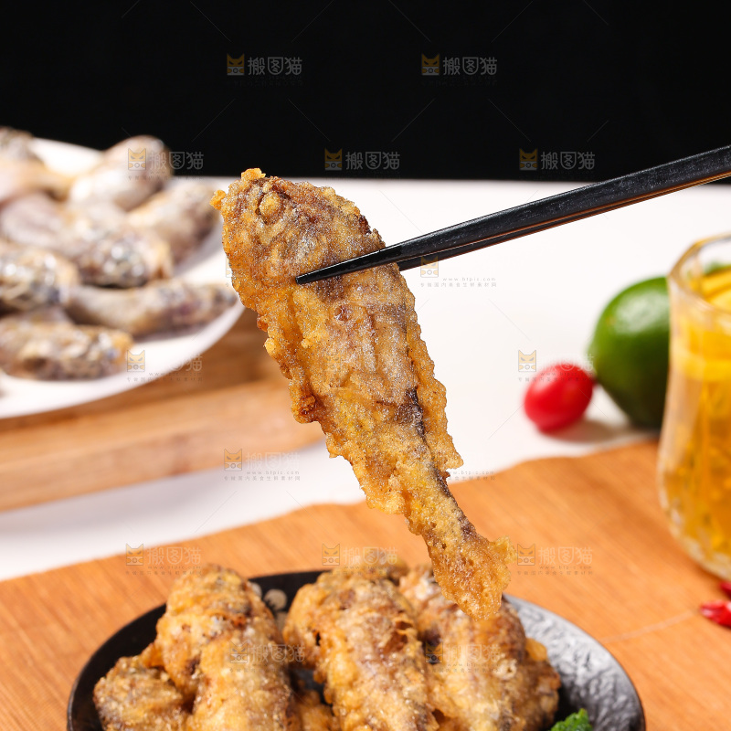 筷子夹着香酥炸鱼
