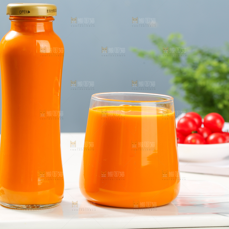 白底上的一杯沙棘汁