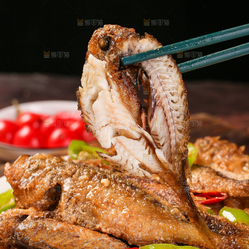 筷子上夹着香酥煎鱼