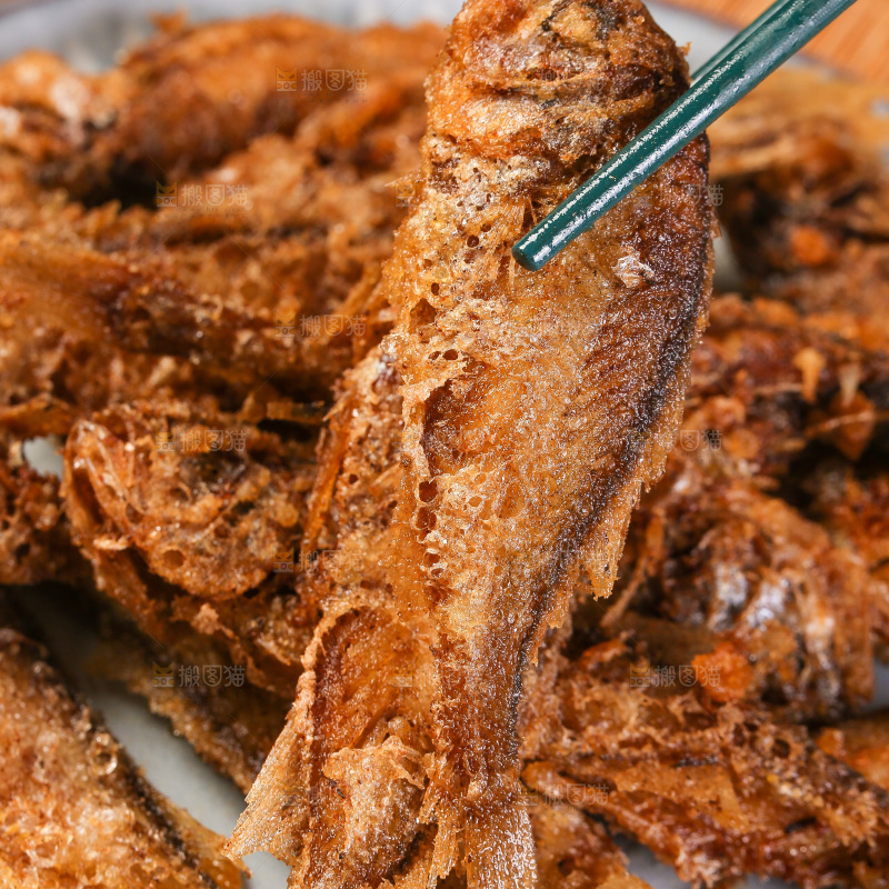 筷子夹着香酥炸鱼