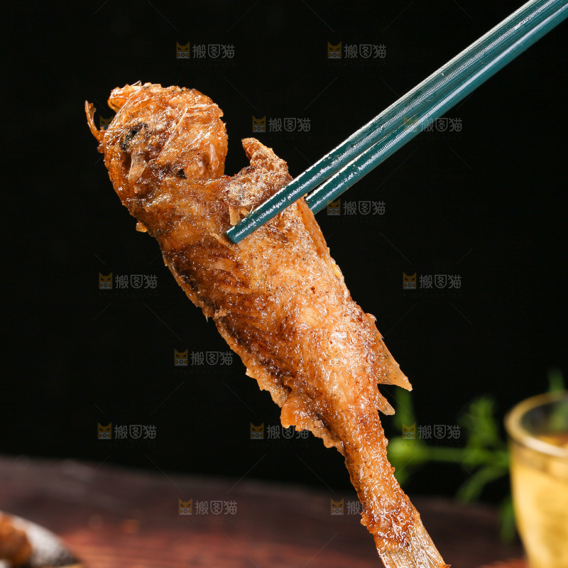 筷子上夹着香酥煎鱼