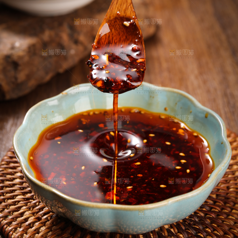 勺子上的油泼辣子