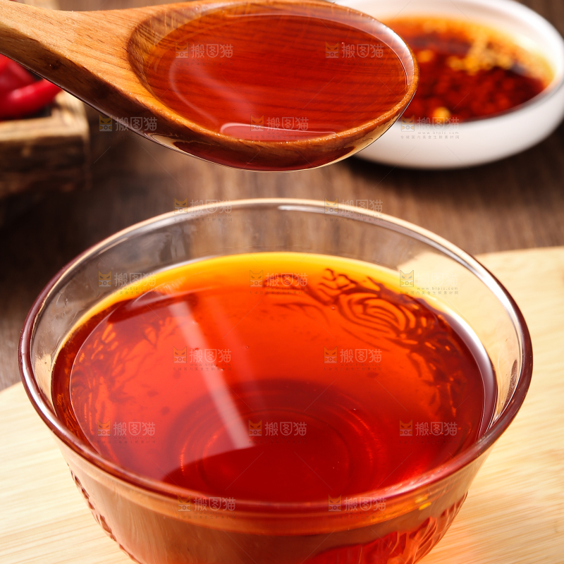 勺子里的辣椒红油