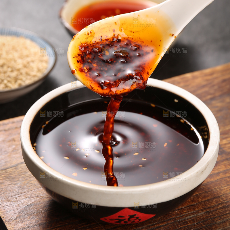 勺子上的油泼辣子