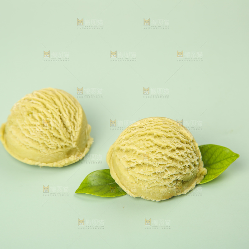 浅底上的奶油冰淇淋