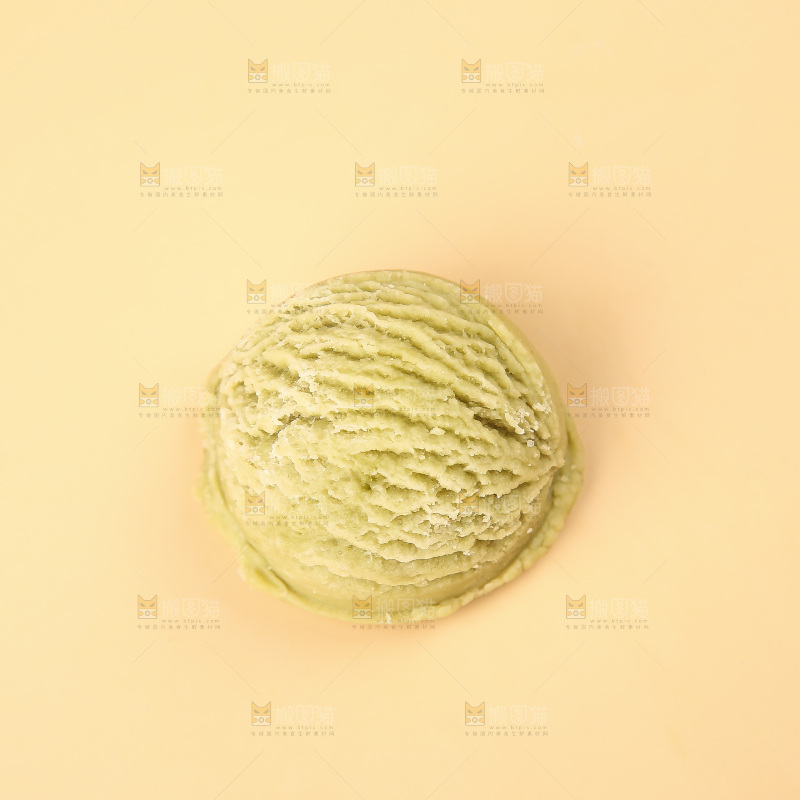 浅底上的奶油冰淇淋