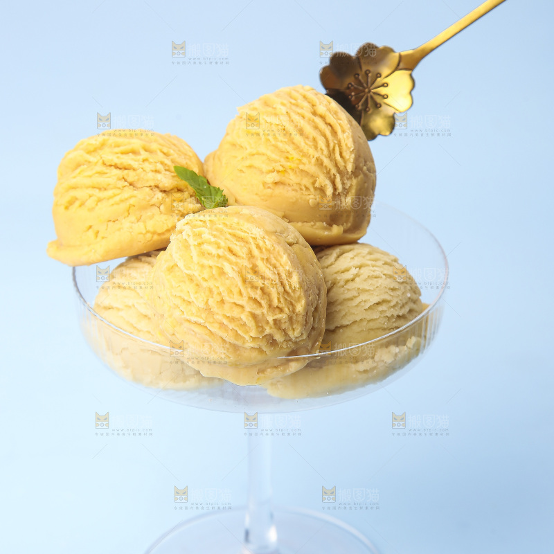 勺子舀着杯子里的冰淇淋