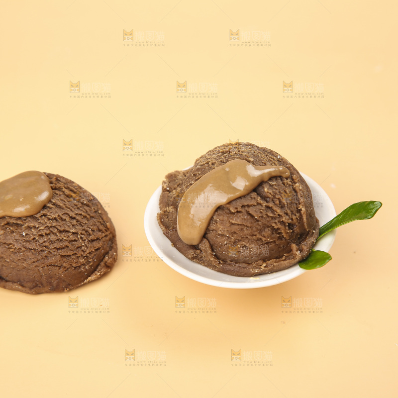 浅底上的巧克力冰激凌