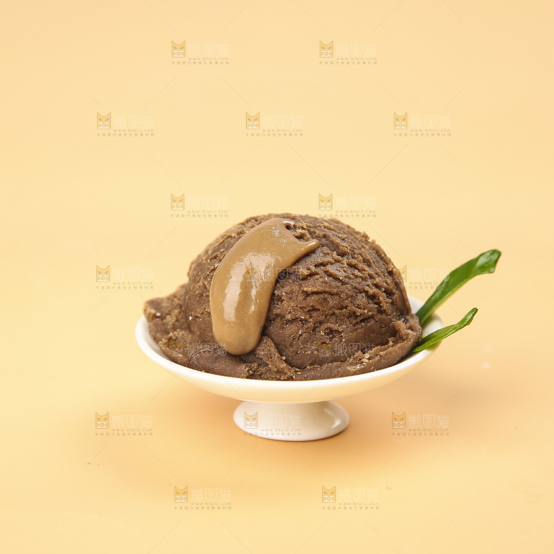 浅底上的巧克力冰激凌