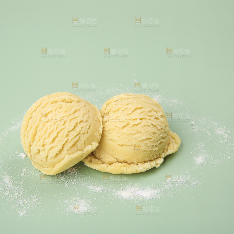 浅底上的奶油冰淇淋