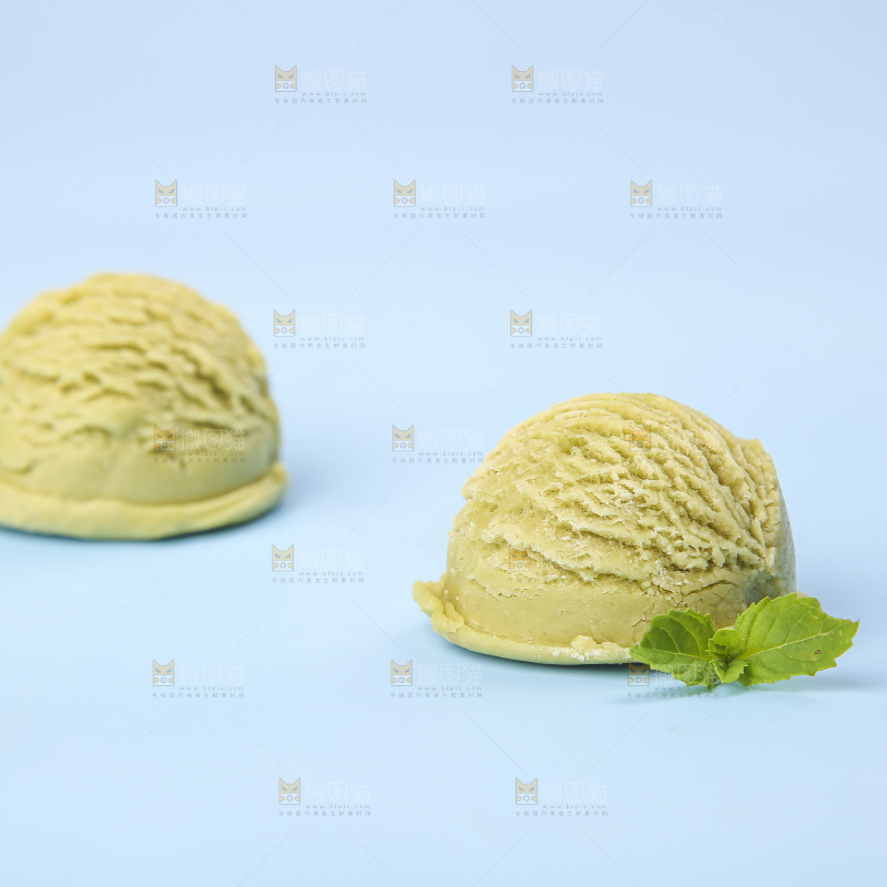 浅底上的抹茶冰淇淋