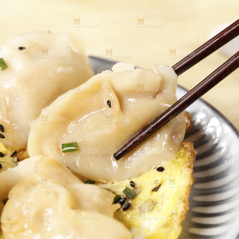 筷子夹着手工饺子