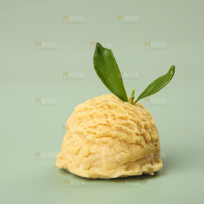 浅底上的奶油冰淇淋