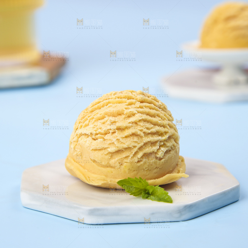 浅底上的奶油冰淇淋