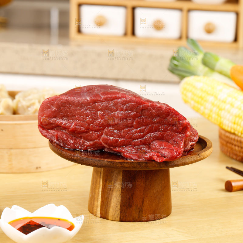 木底上放着一盘鲜牛肉